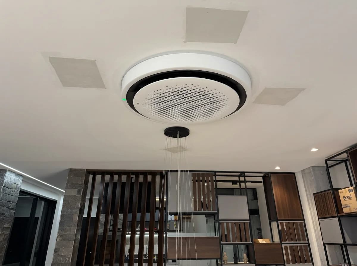 Cassete 360° LG instalado em sala de estar moderna