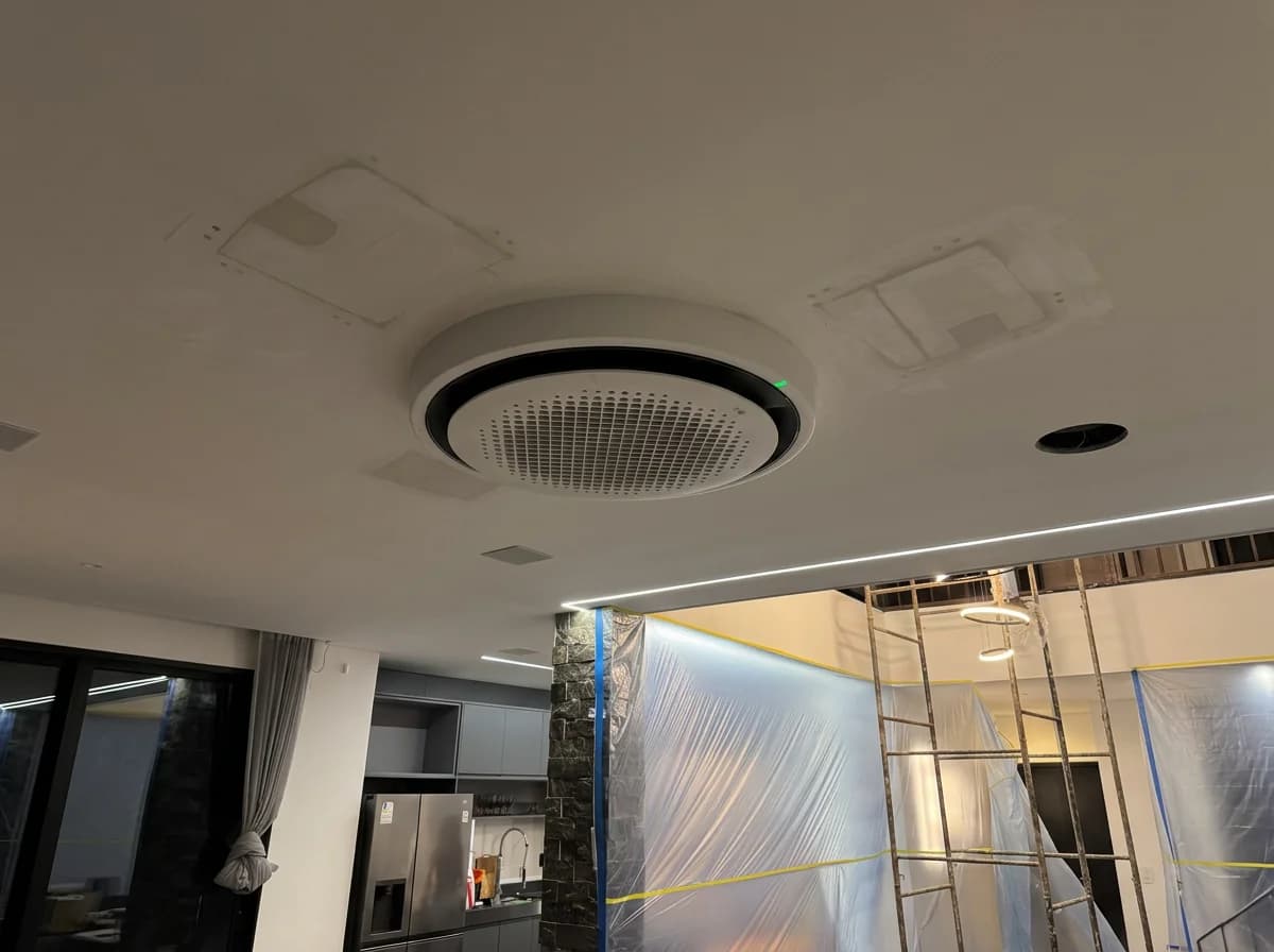 Cassete LG 360 graus instalado no teto de apartamento premium