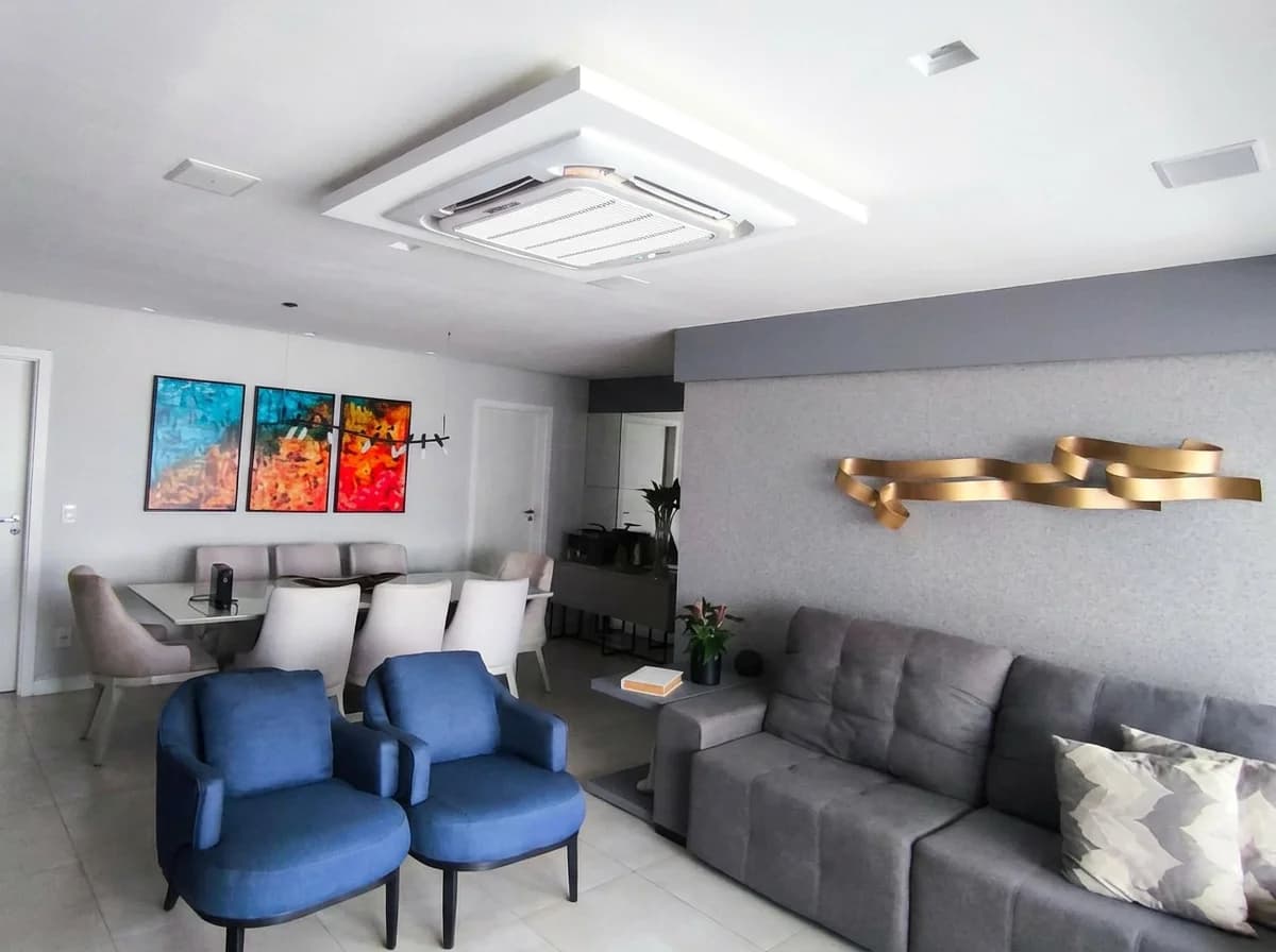 Cassete 4 vias em sala de jantar com poltronas azuis