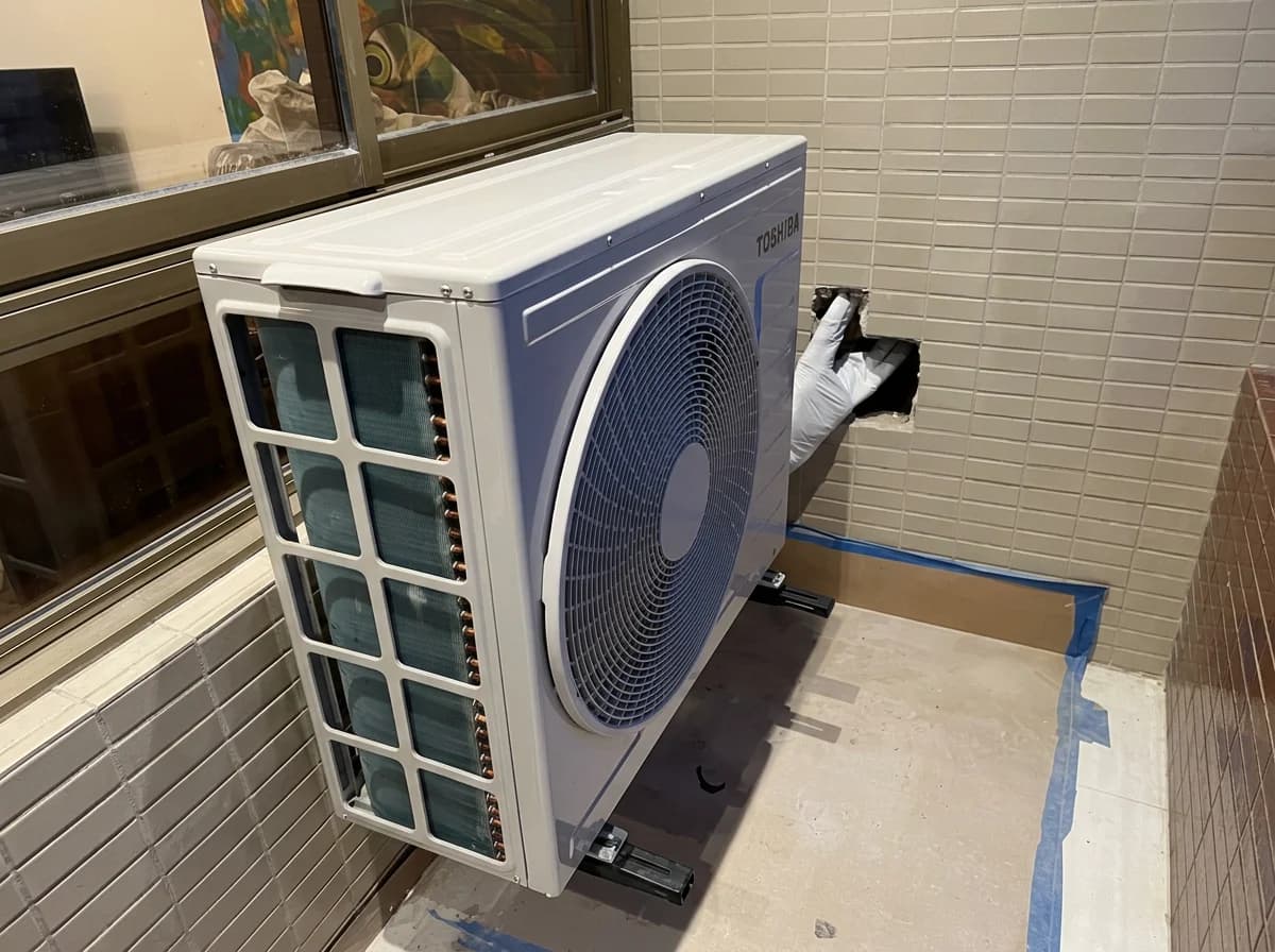 Condensadora Midea em varanda premium — manutenção corretiva pela Direct Ar Condicionado