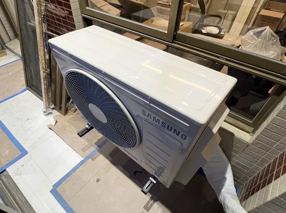 Condensadora Samsung em varanda de obra — desinstalação e reinstalação pela Direct Ar Condicionado