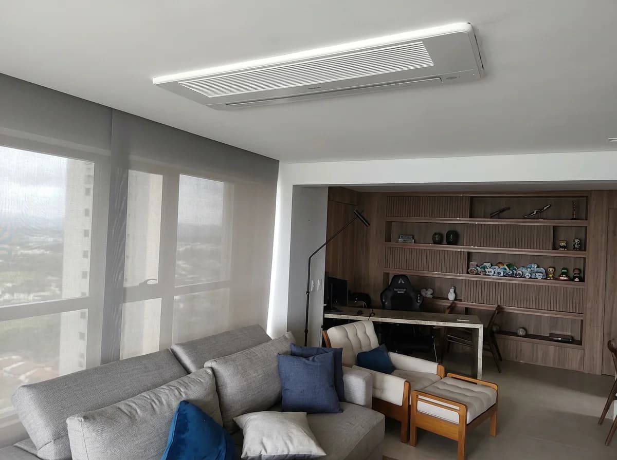 Ar condicionado piso-teto embutido em sala com estante