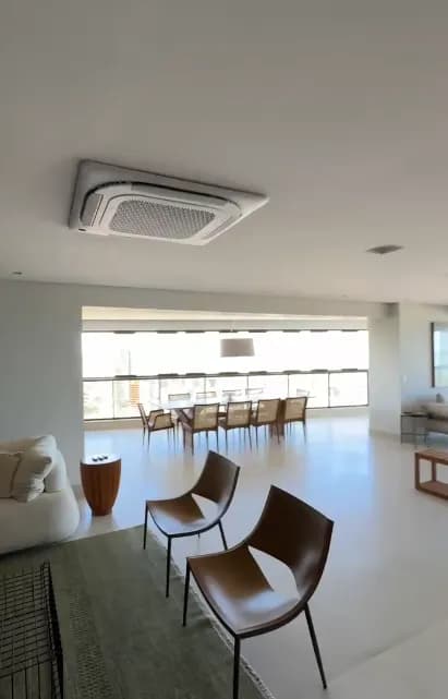 Ar condicionado cassete 4 vias instalado em ambiente empresarial — climatização para empresas em João Pessoa