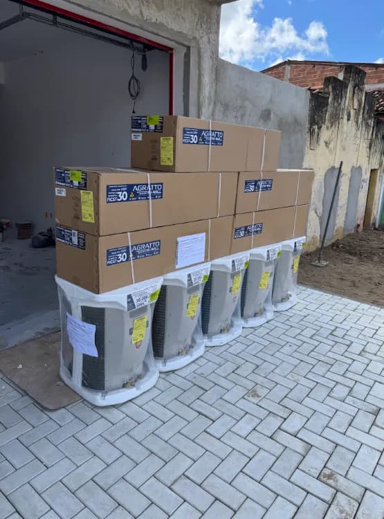 Estoque de ar condicionado com condensadoras e caixas — loja de ar condicionado em João Pessoa