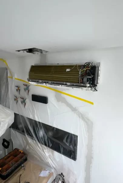 Evaporadora aberta durante manutenção corretiva — conserto de ar condicionado em João Pessoa