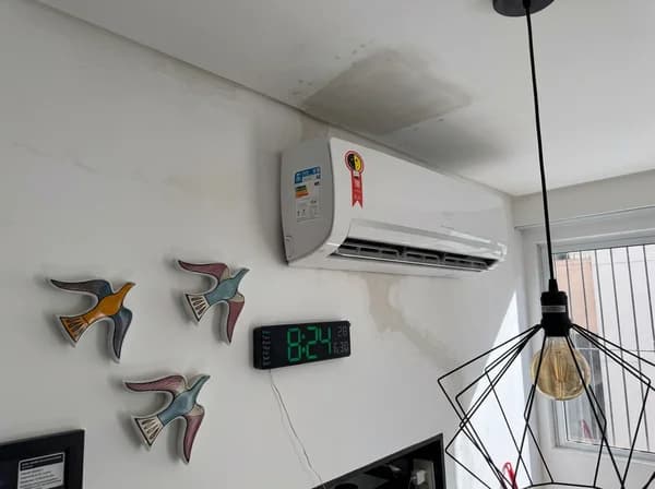 Ar condicionado Split Inverter em sala de estar — climatização silenciosa e eficiente