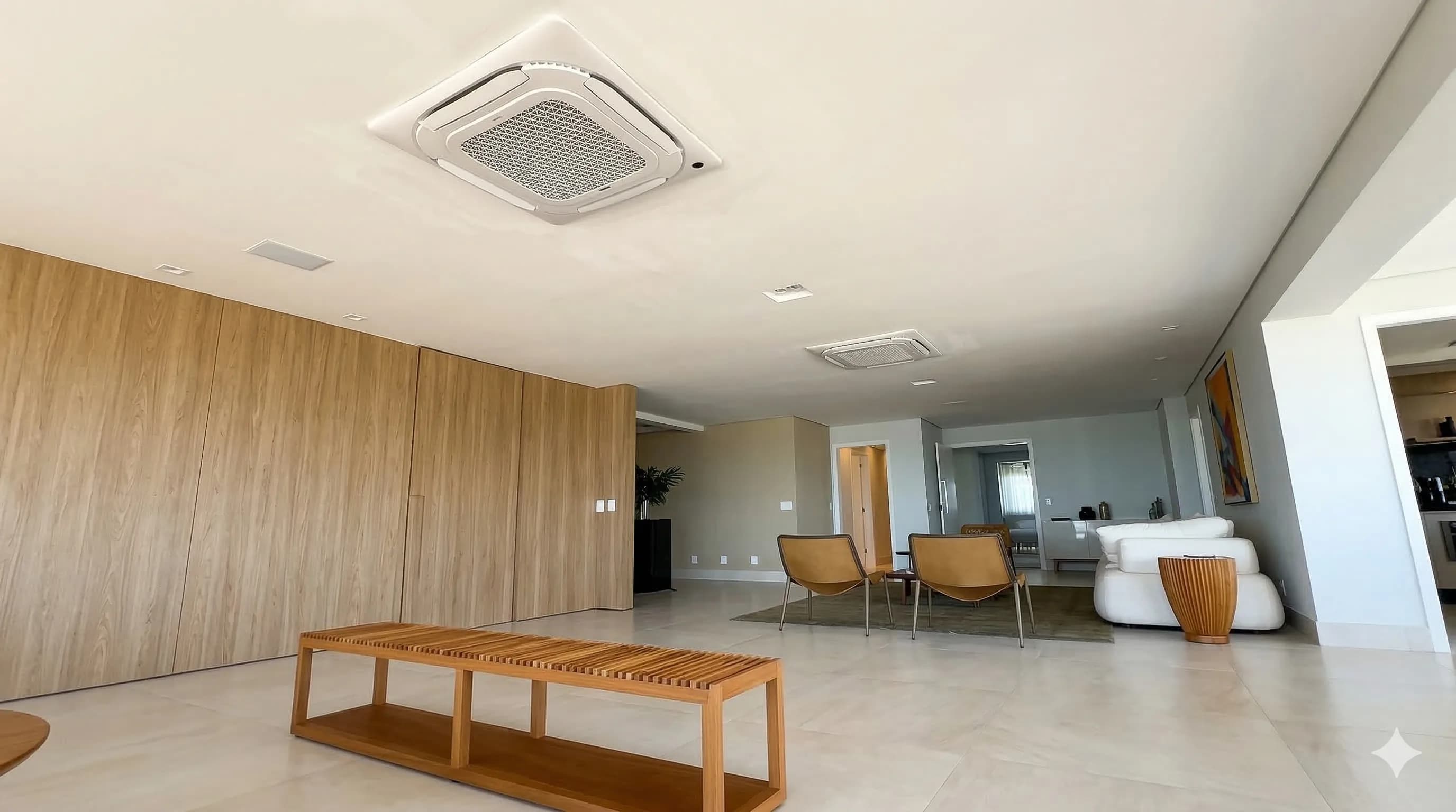 Ar-condicionado cassete instalado em living moderno