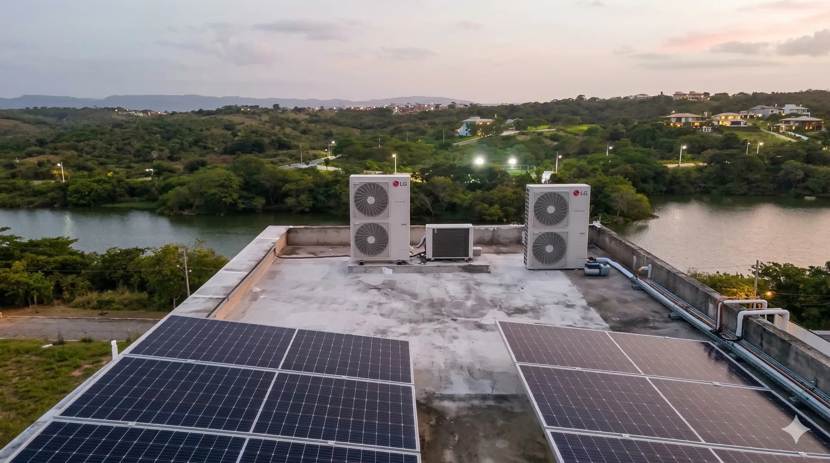 Sistema VRF com condensadoras e painéis solares no telhado
