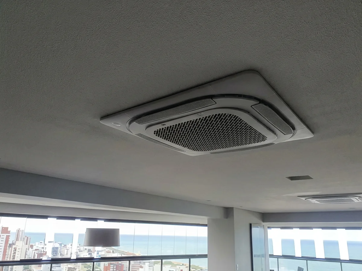 Cassete 4 vias no teto com vista da cidade de Natal