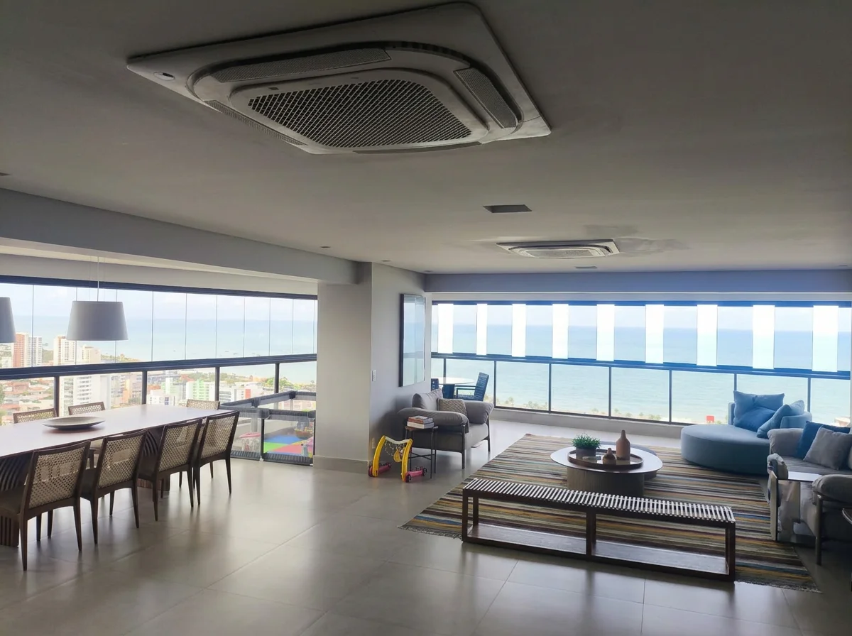 Cassete 4 vias em varanda com vista para o mar