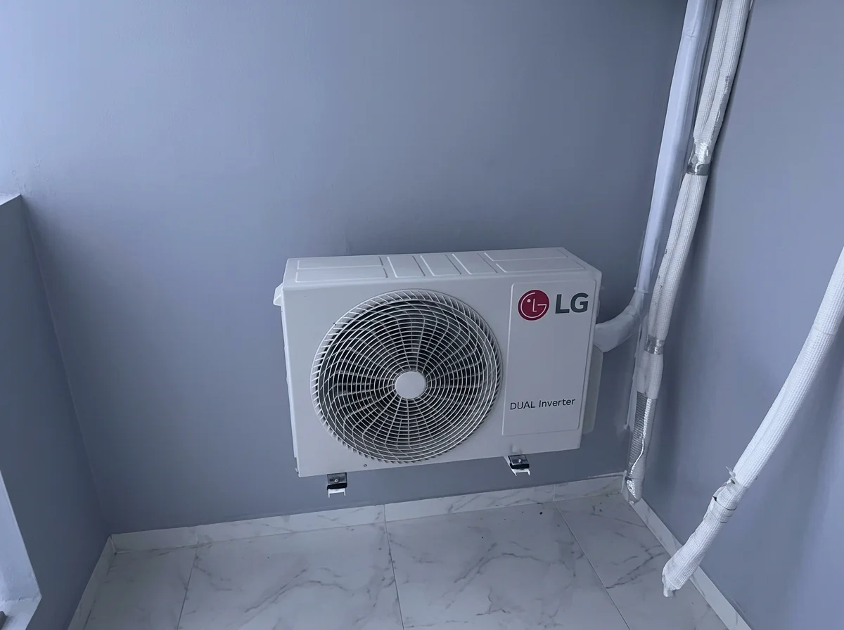 Condensadora LG Dual Inverter instalada em parede externa