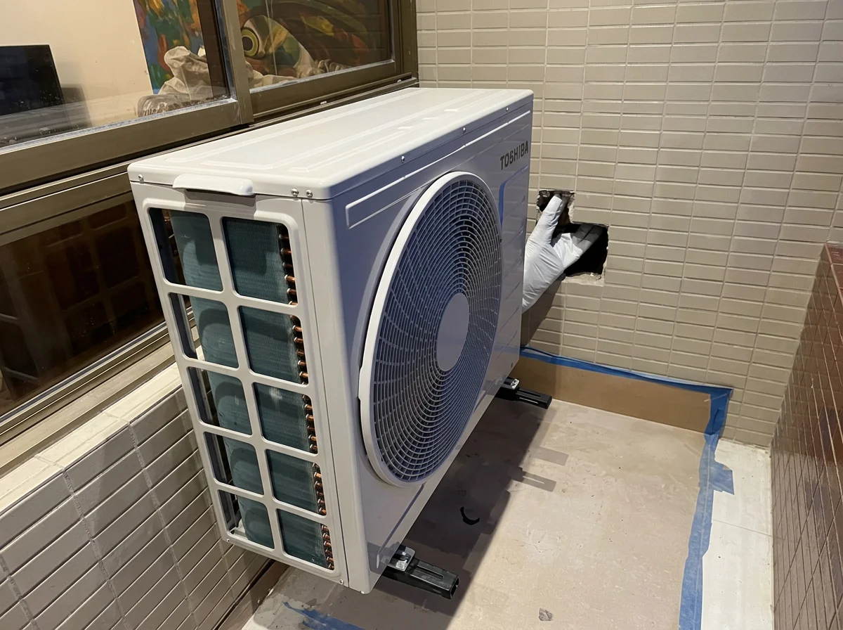 Condensadora Midea em varanda premium