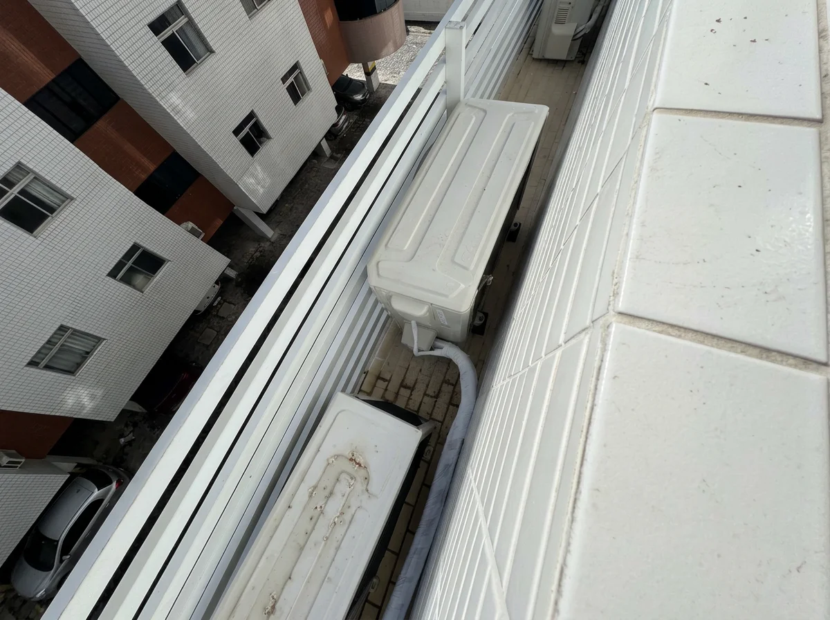 Condensadoras externas em prédio residencial em Campina Grande